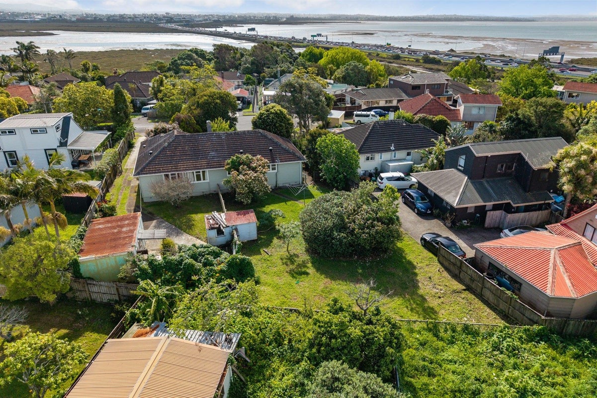 11 Howlett Street, Waterview, Auckland - Carousel 2