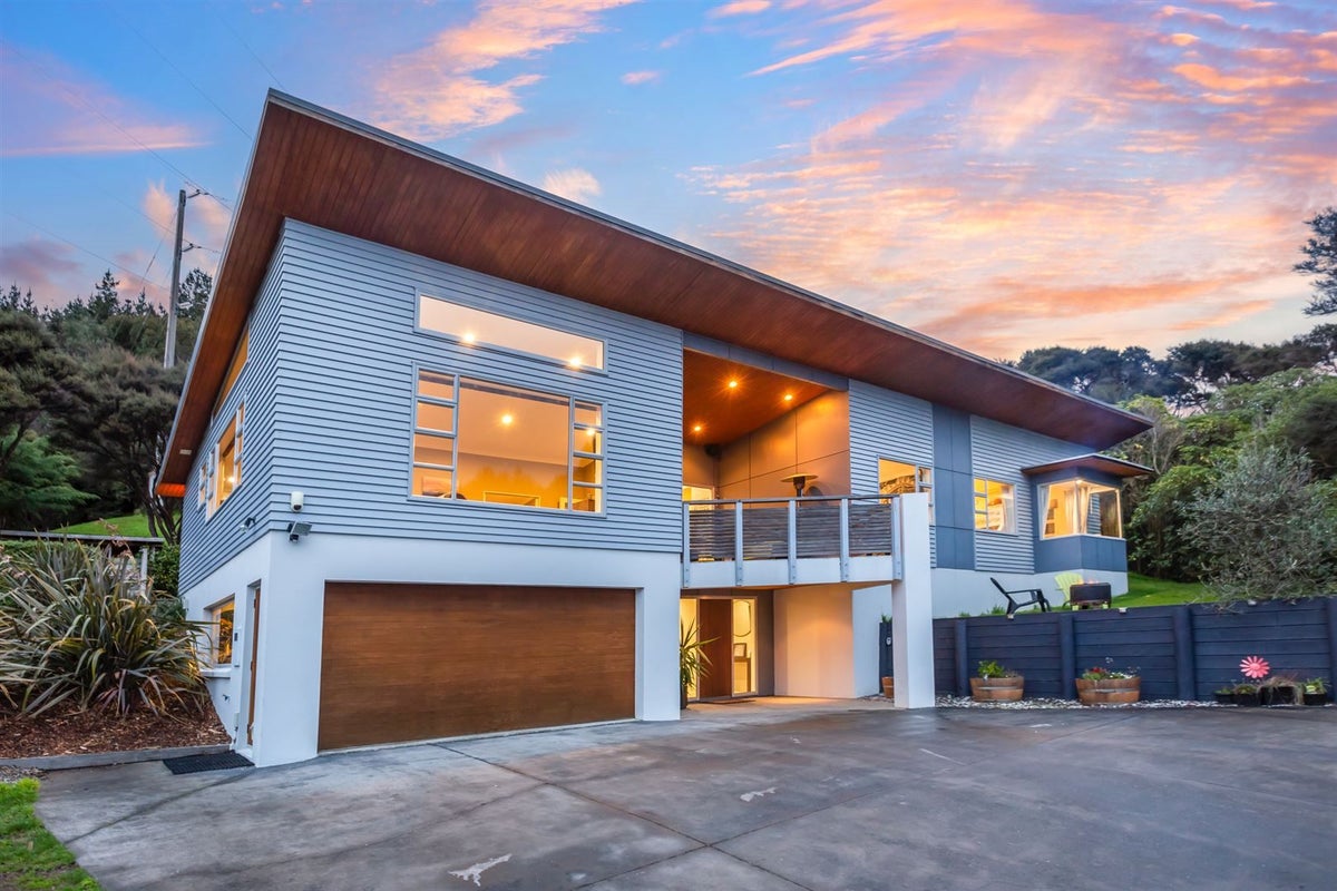 6 Young Nicks Lane, Whitby, Porirua - Carousel 1