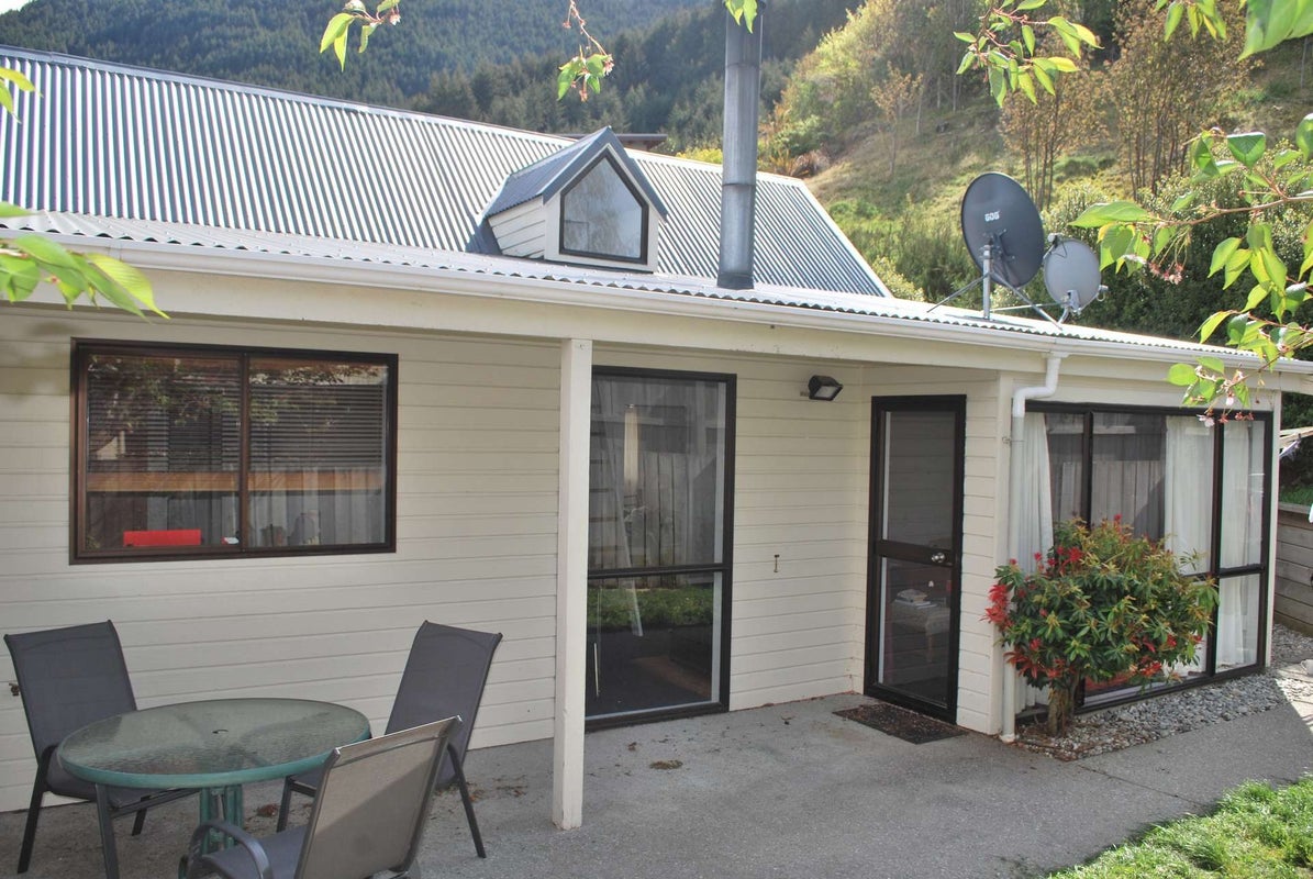 5A Watts Road, Fernhill, Queenstown - Carousel 1