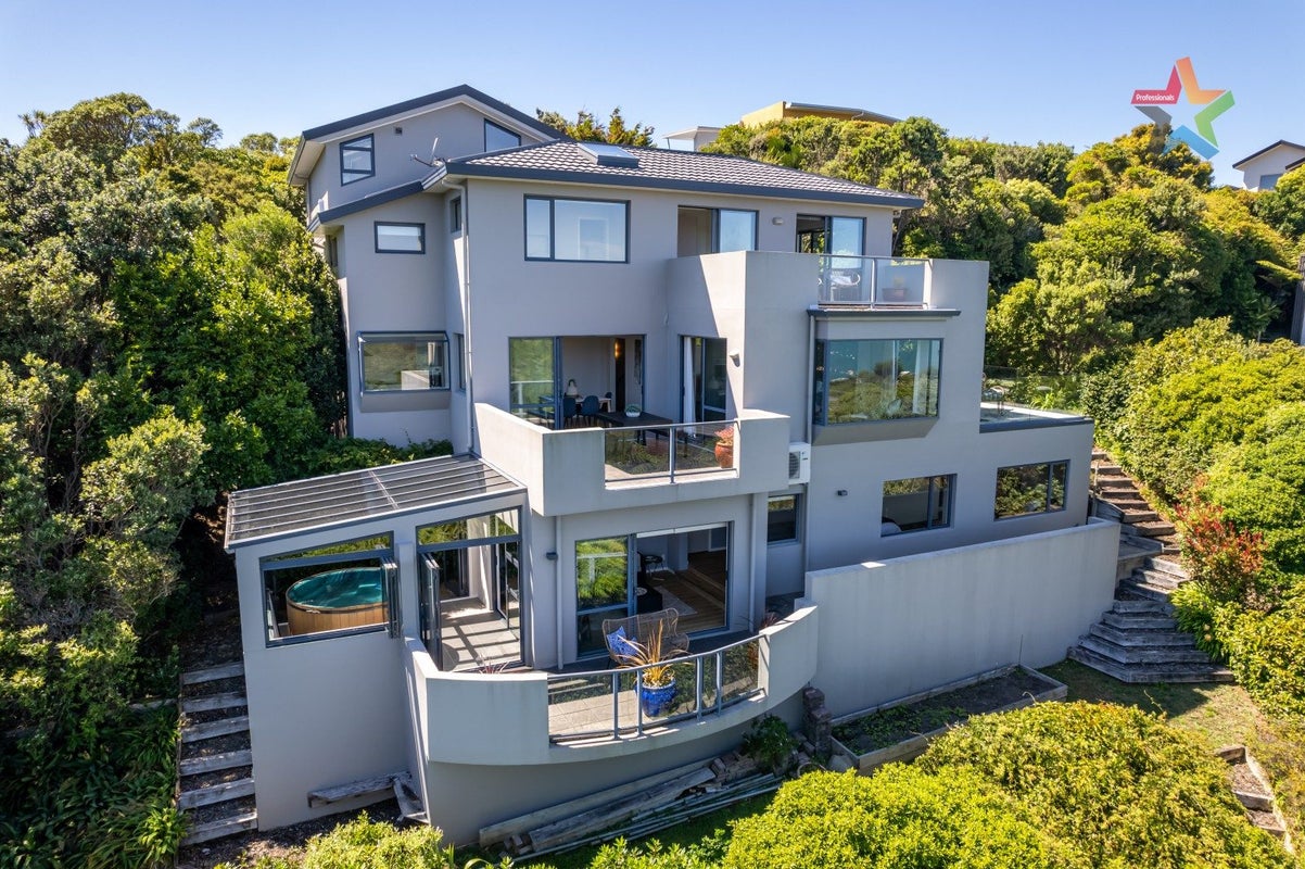 7 Green Park Lane, Korokoro, Lower Hutt - Carousel 1