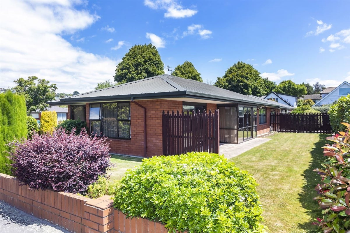 2/2A Thorrington Road, Cashmere, Christchurch - Carousel 1