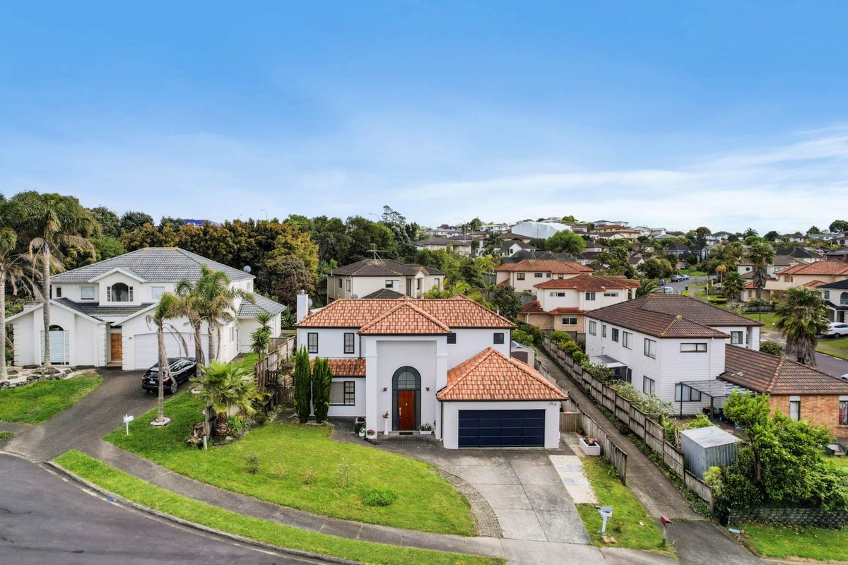 5 Errigal Close, Pinehill, Auckland - Carousel 1