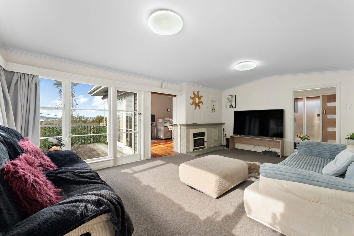 6 Merville Avenue, Te Atatu South, Auckland - Carousel 2