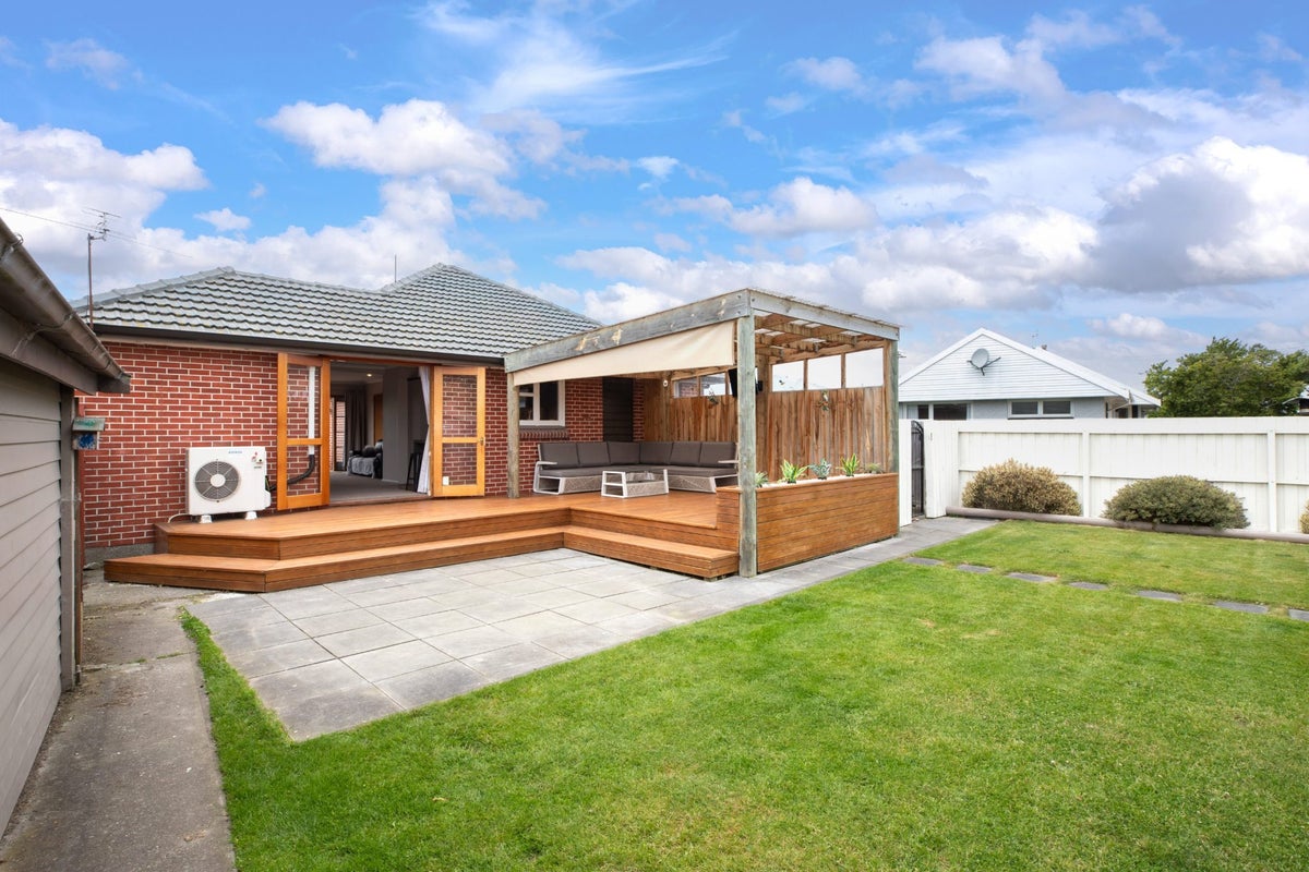 21 Vardon Crescent, Shirley, Christchurch - Carousel 1