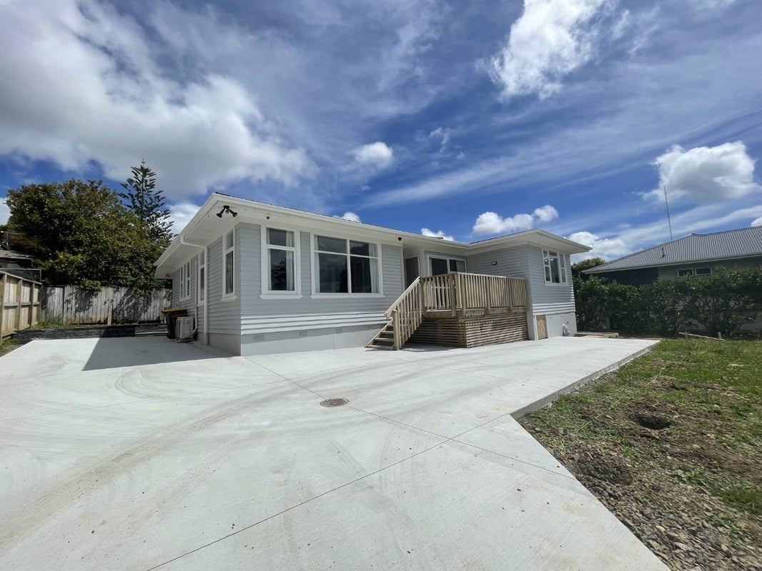 4 Chapman Road, Te Atatu Peninsula, Auckland - Carousel 1