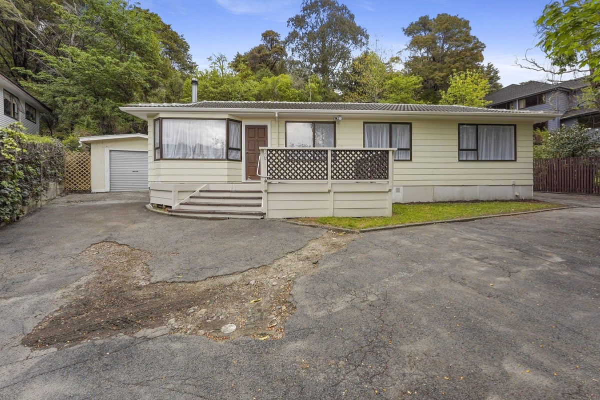 20 Amber Grove, Birchville, Upper Hutt - Carousel 1