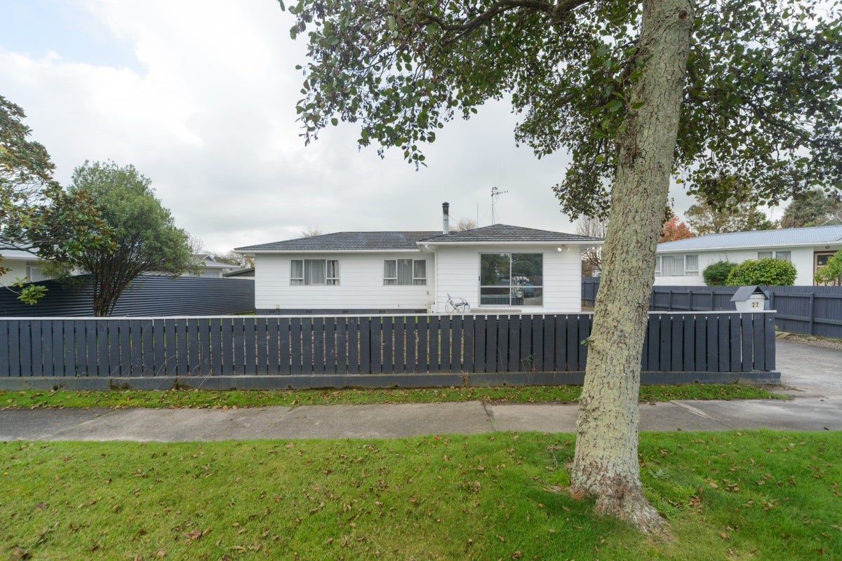 27 Pinedale Parade, Milson, Palmerston North - Carousel 1