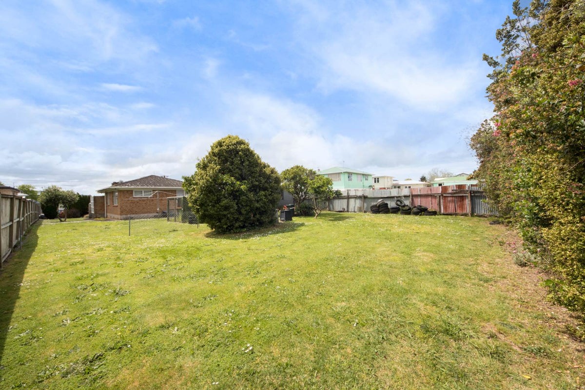 21 Woodford Avenue, Henderson, Auckland - Carousel 14