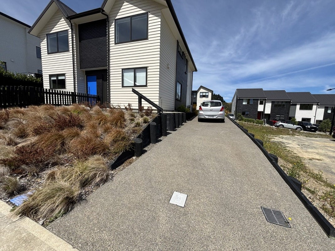 18 Oakum Road, Whitby, Porirua - Carousel 1