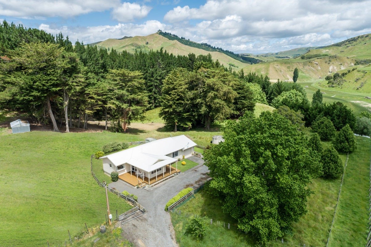 2069 Kahuranaki Road, Havelock North - Carousel 1