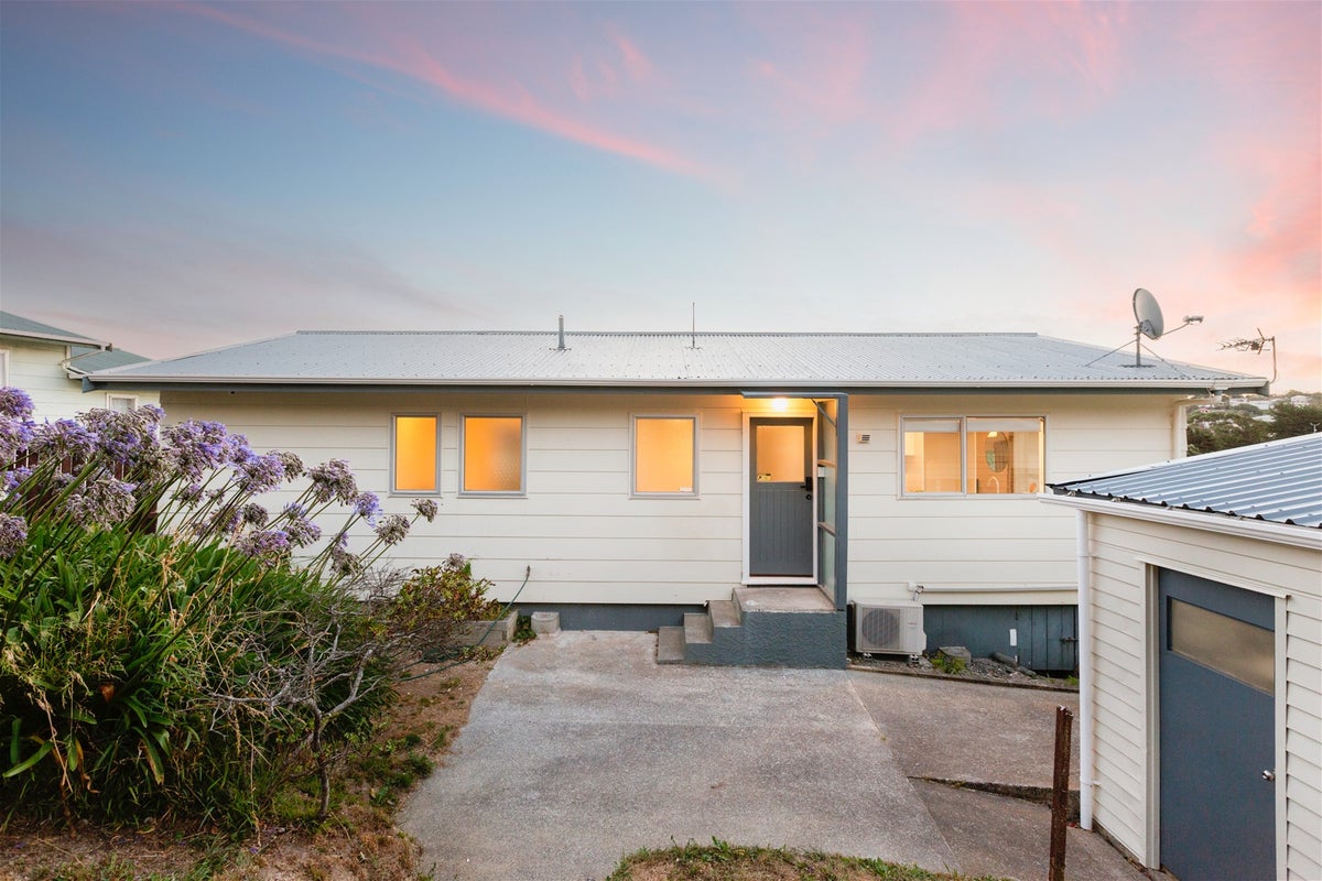 38 Omapere Street, Whitby, Porirua - Carousel 26