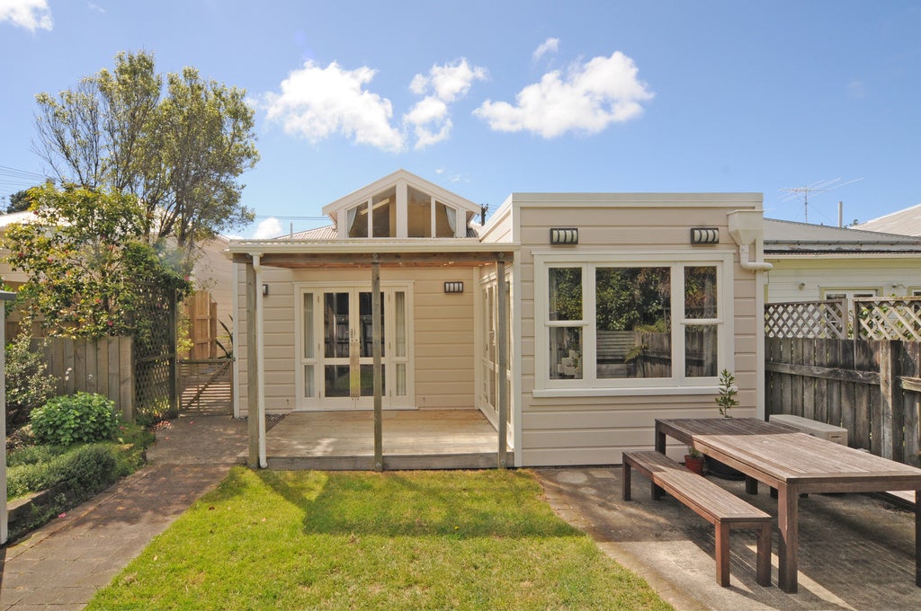 4 Emerson Street, Berhampore, Wellington - Carousel 1
