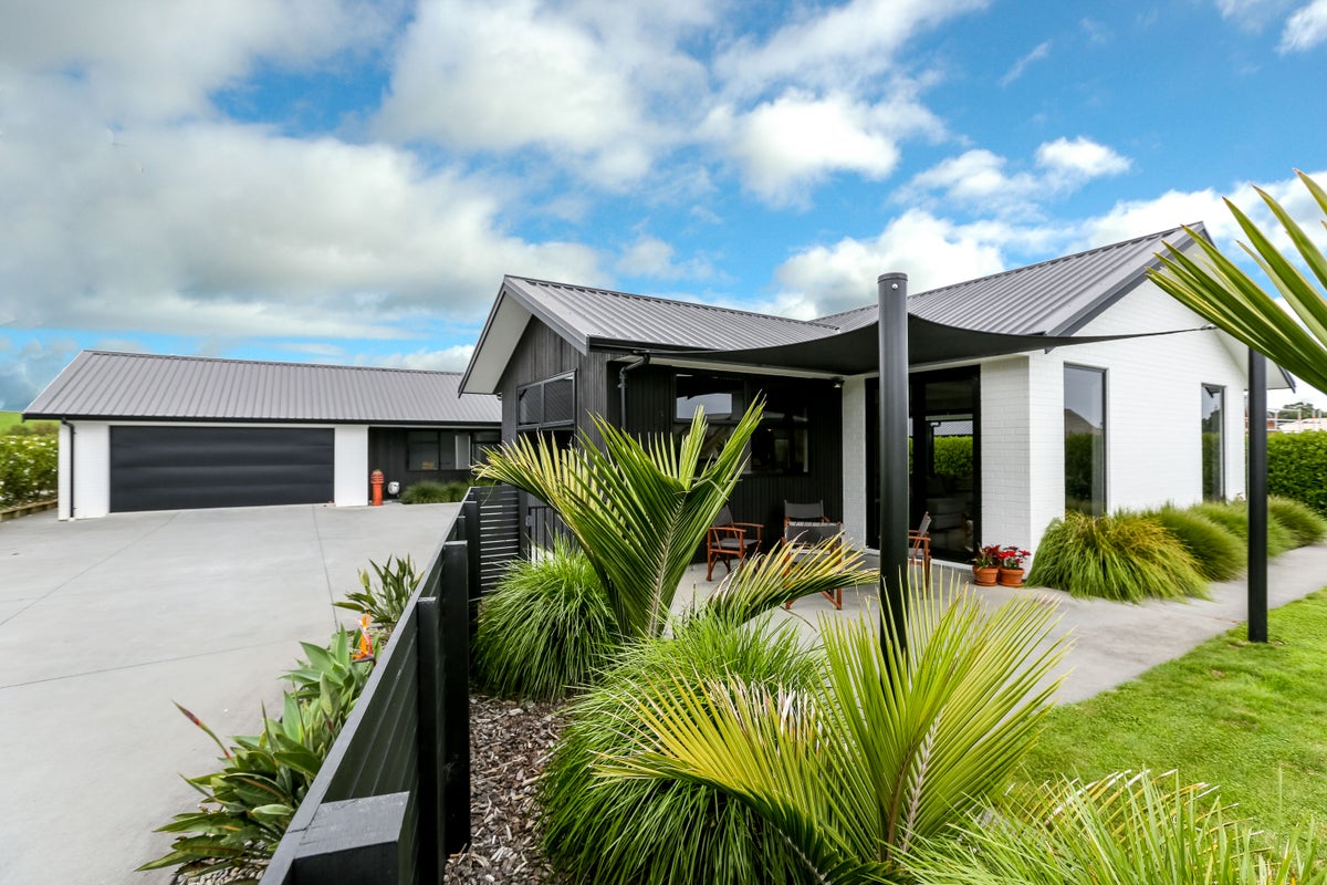8A Sampson Avenue, Waiwhakaiho, New Plymouth - Carousel 1