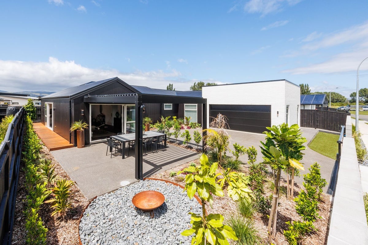 6 Solitude Crescent, Kelvin Grove, Palmerston North - Carousel 1