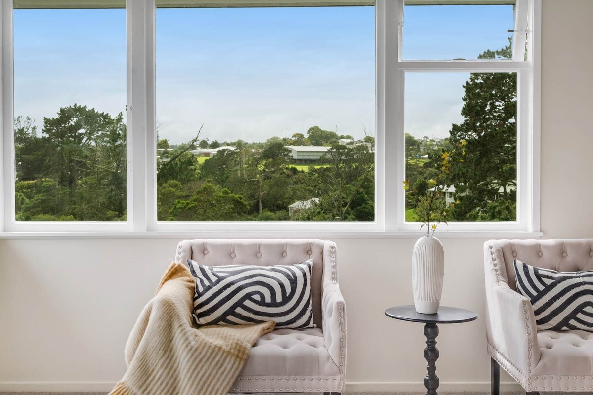 14 Lysander Crescent, Beach Haven, Auckland - Carousel 2