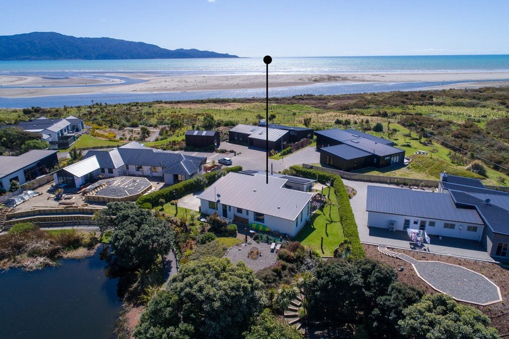 18 Takahe Drive, Paraparaumu Beach, Paraparaumu - Carousel 2