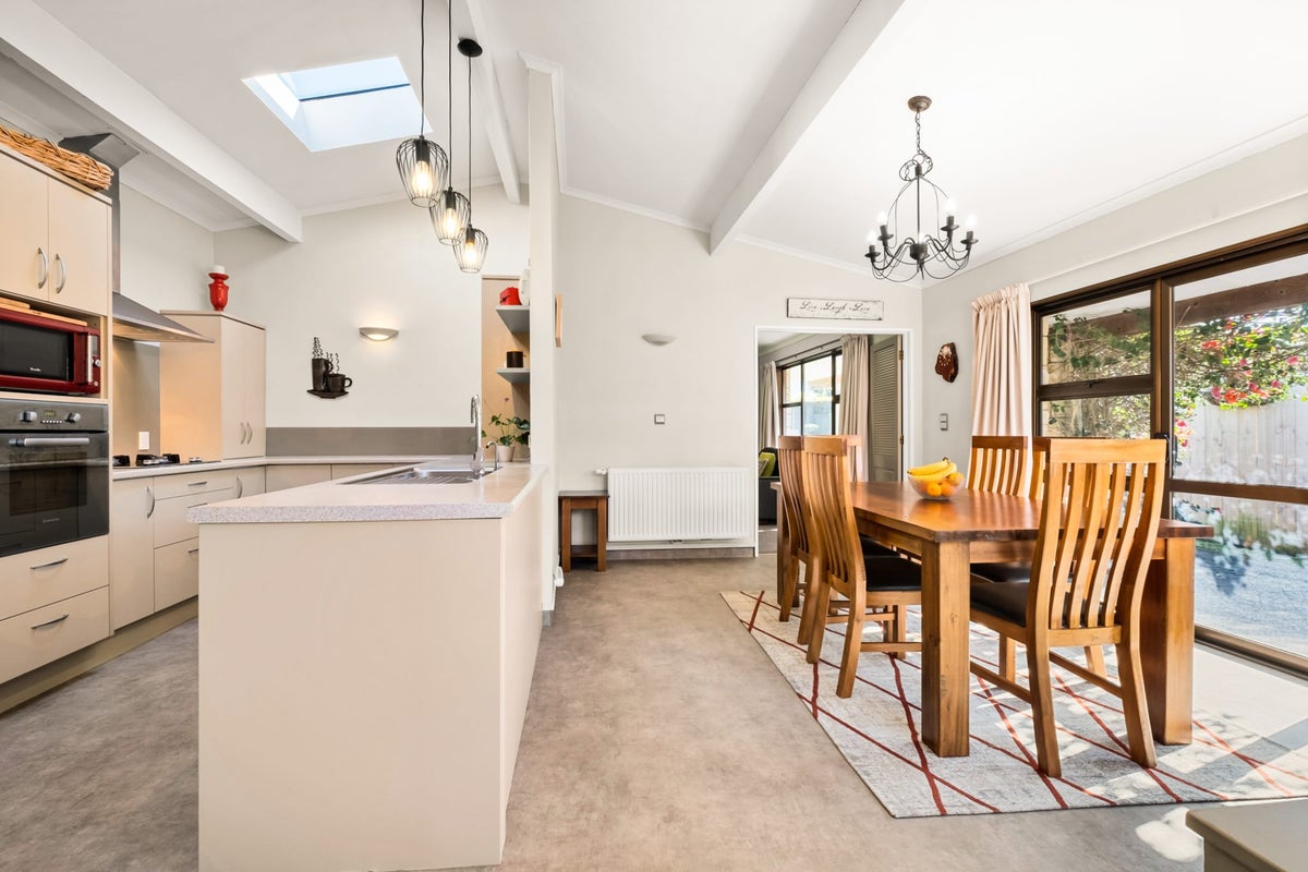 5A Hunter Place, Merrilands, New Plymouth - Carousel 1