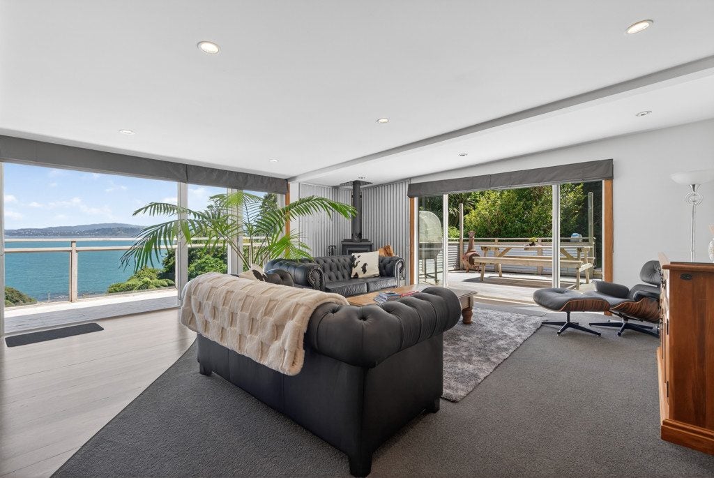 14 Richmond Road, Mahina Bay, Lower Hutt - Carousel 1