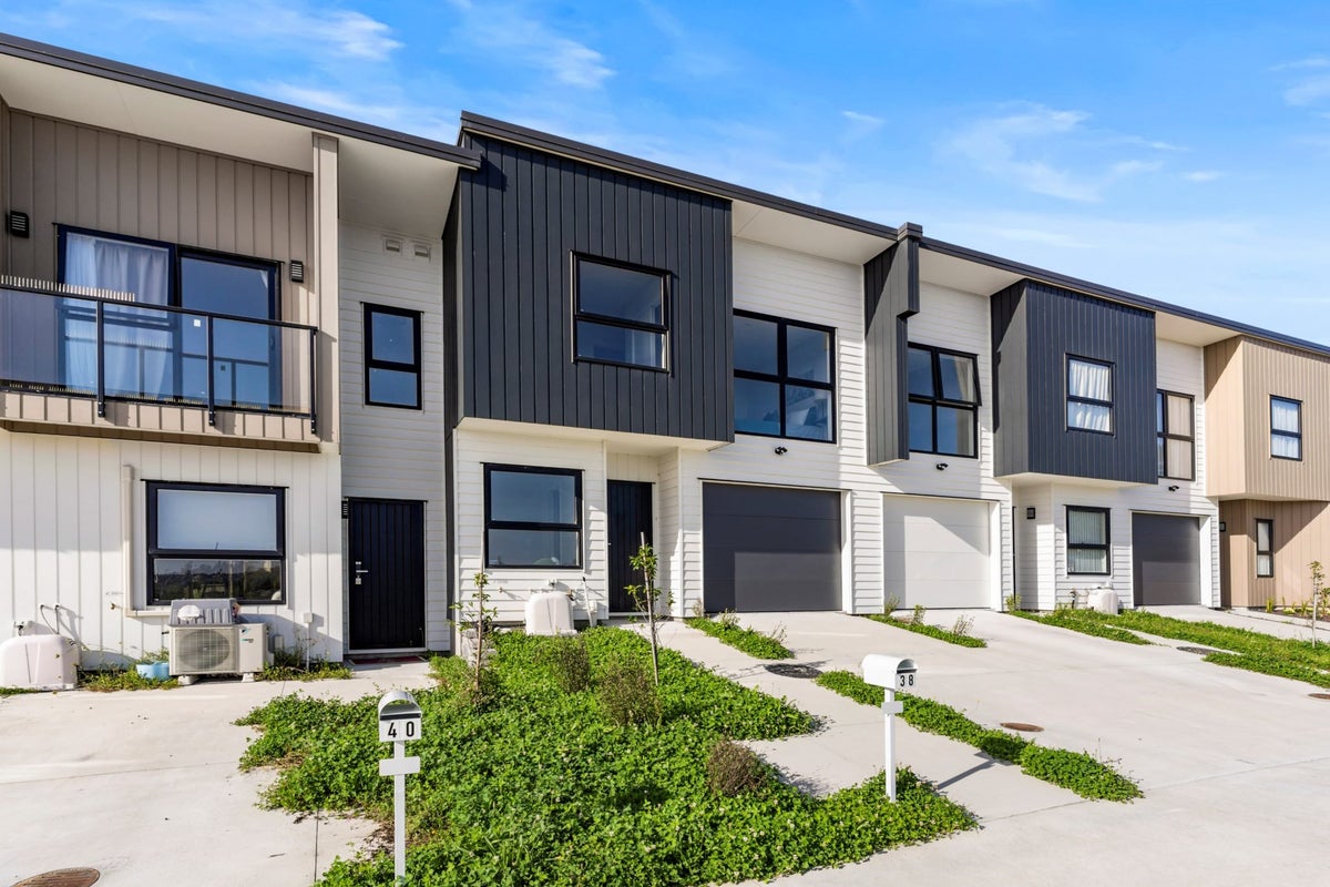 42 Paina Crescent, Massey, Auckland - Carousel 1
