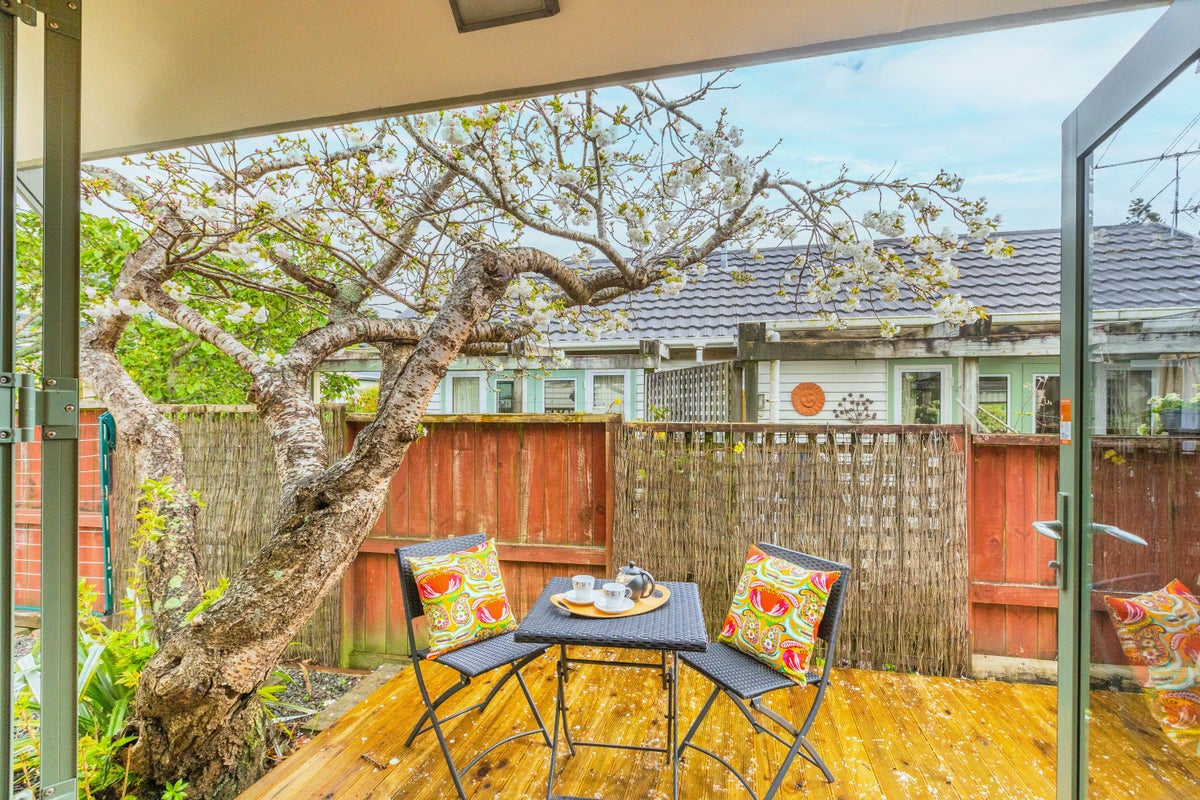 14A Oxford Street, Tawa, Wellington - Carousel 2