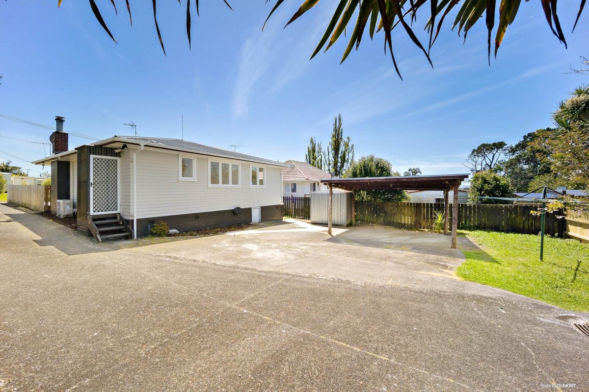 13 Bedford Street, Te Atatu South, Auckland - Carousel 1