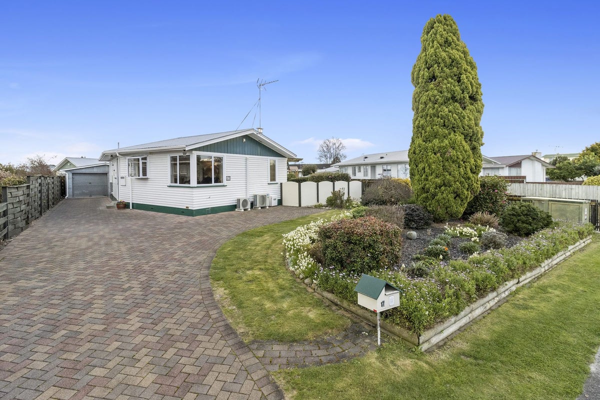 17 Deanwell Avenue, Deanwell, Hamilton - Carousel 1