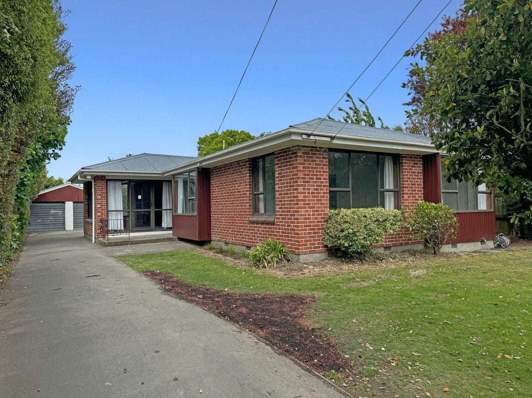 16 Manor Place, Bryndwr, Christchurch - Carousel 1