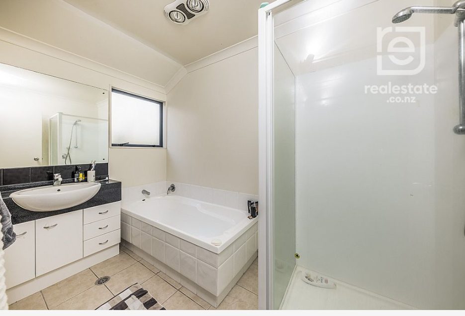 61 De Havilland Drive, Goodwood Heights, Auckland - Carousel 2