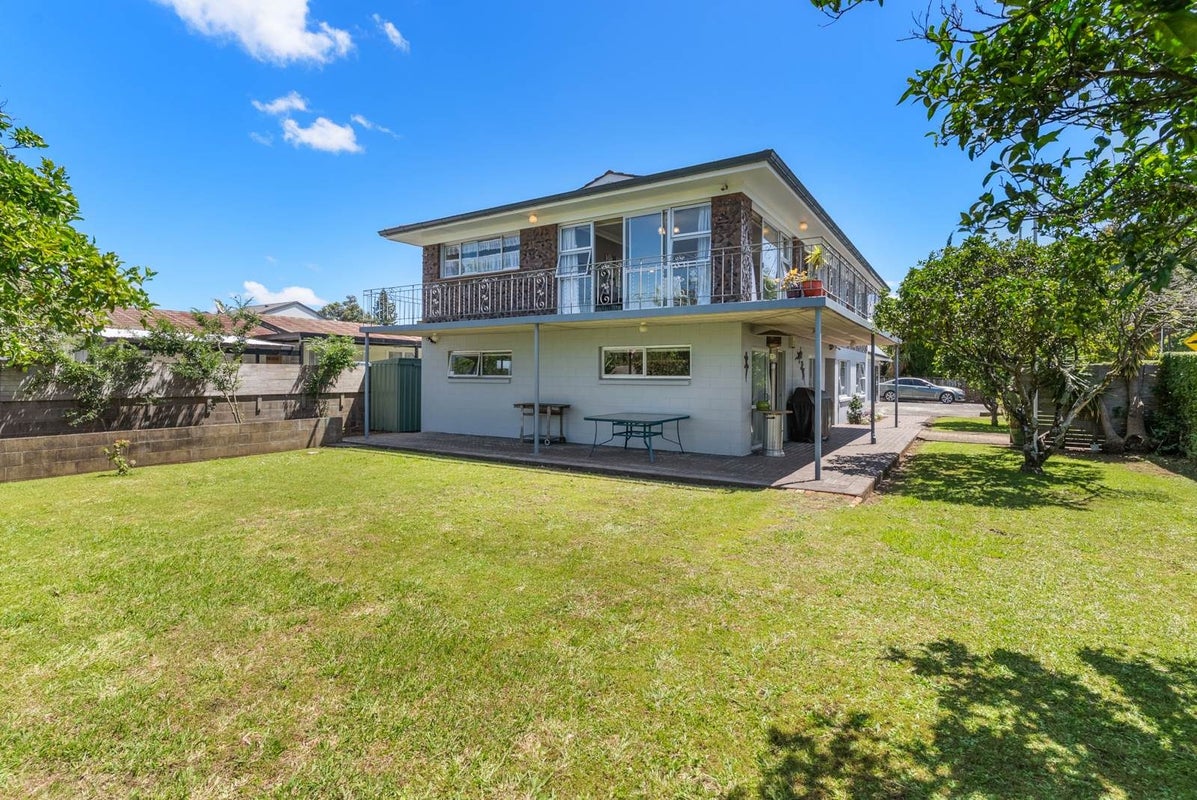 1 Tamatea Avenue, Point England, Auckland - Carousel 2