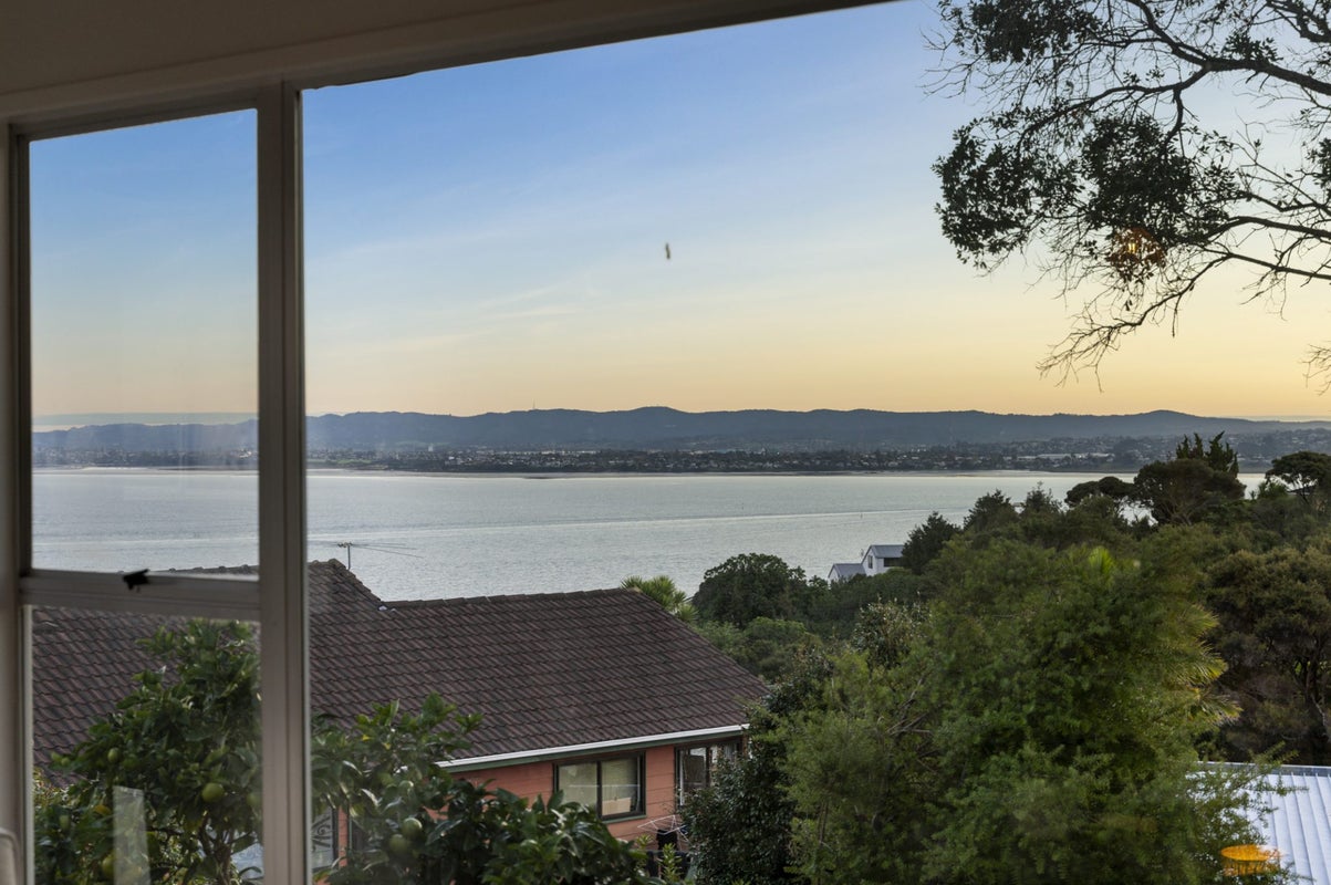 29 Sea Vista Avenue, Beach Haven, Auckland - Carousel 2