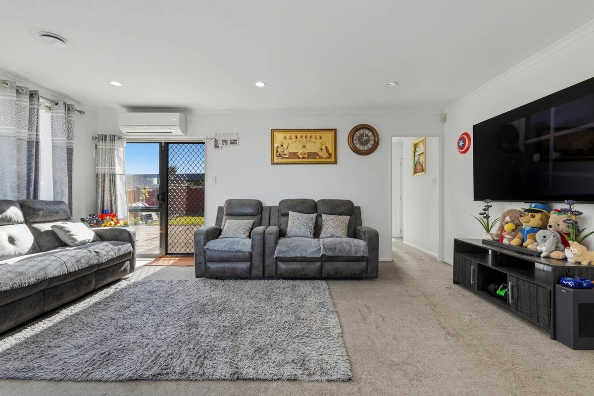 18 Scotts Field Drive, Takanini, Auckland - Carousel 2