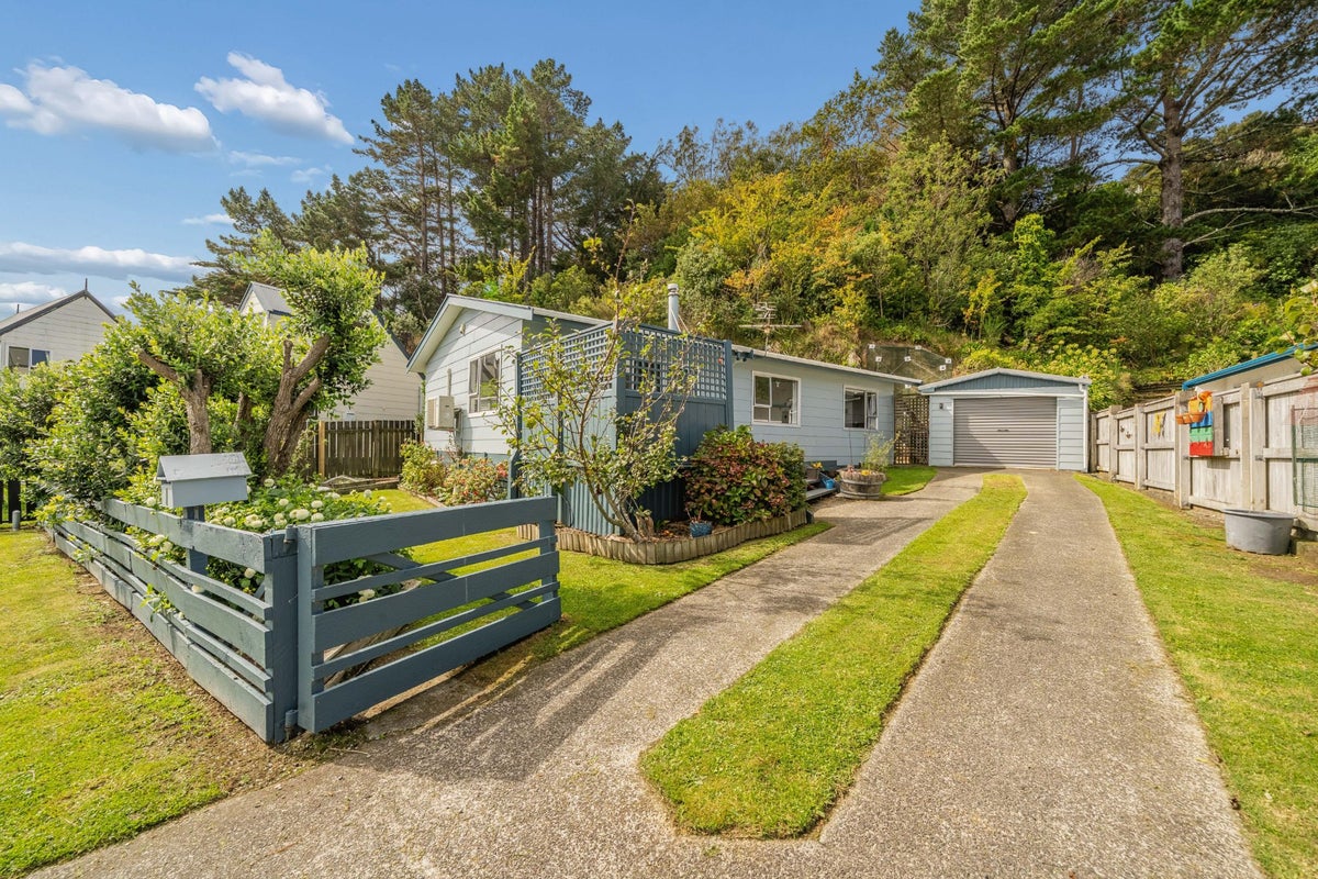7 Bobstay Lane, Whitby, Porirua - Carousel 1