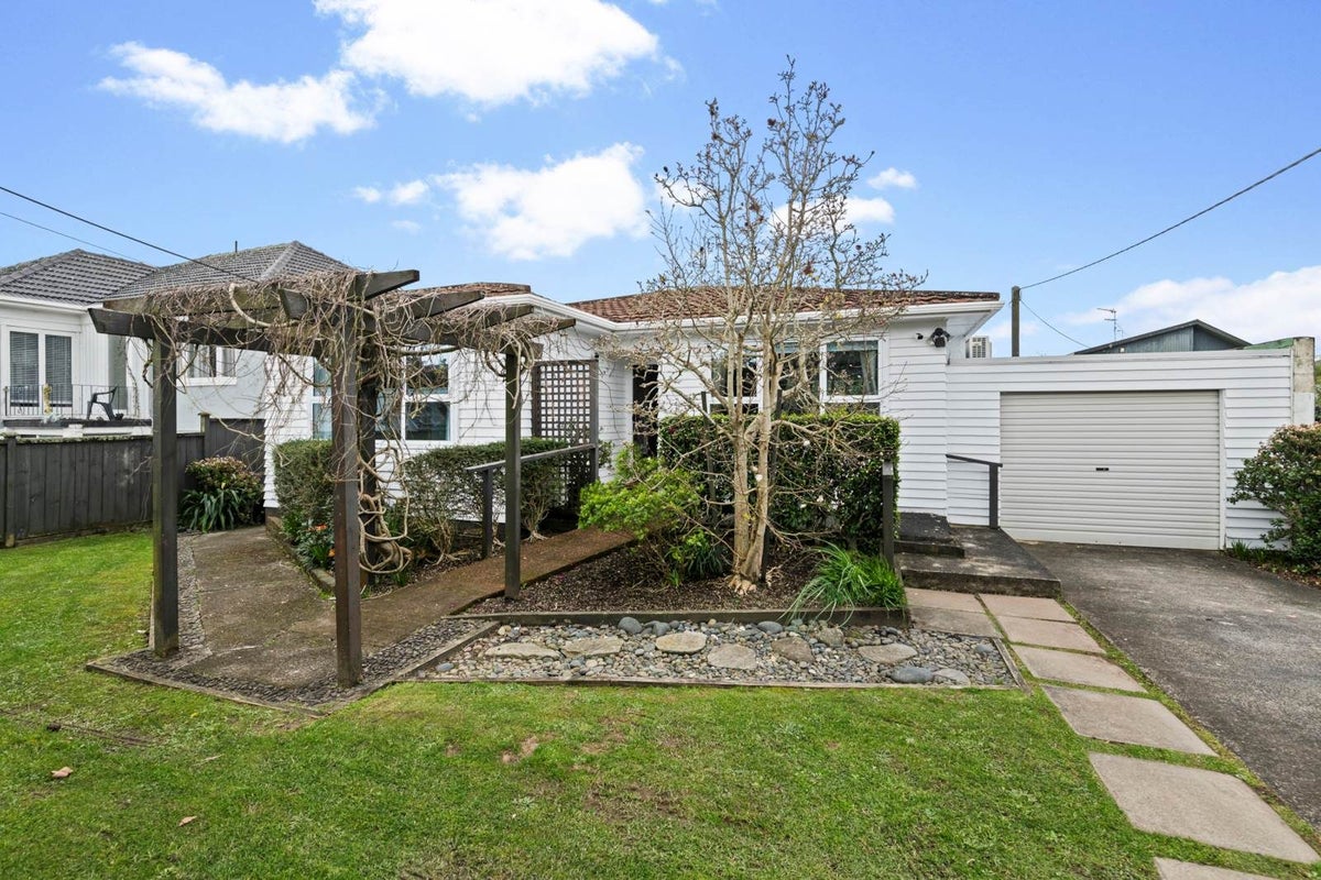 188 Beach Haven Road, Beach Haven, Auckland - Carousel 1