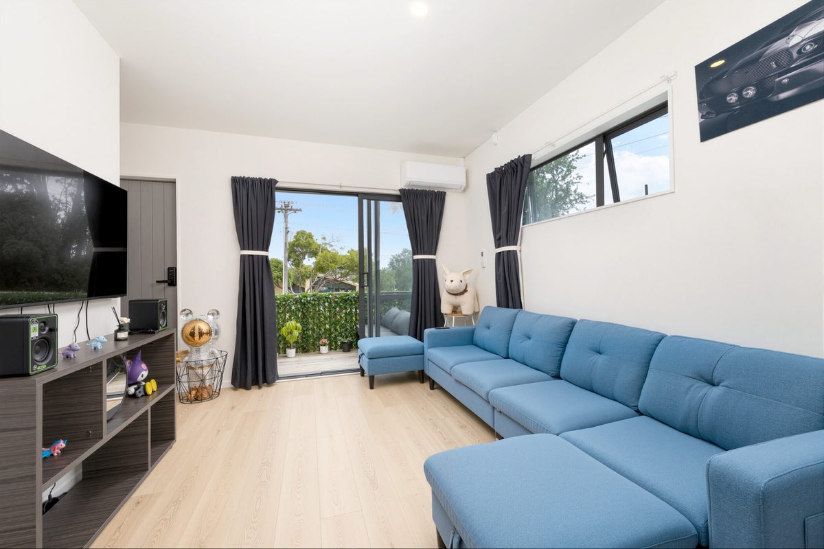 2/35 Renata Crescent, Te Atatu Peninsula, Auckland - Carousel 2