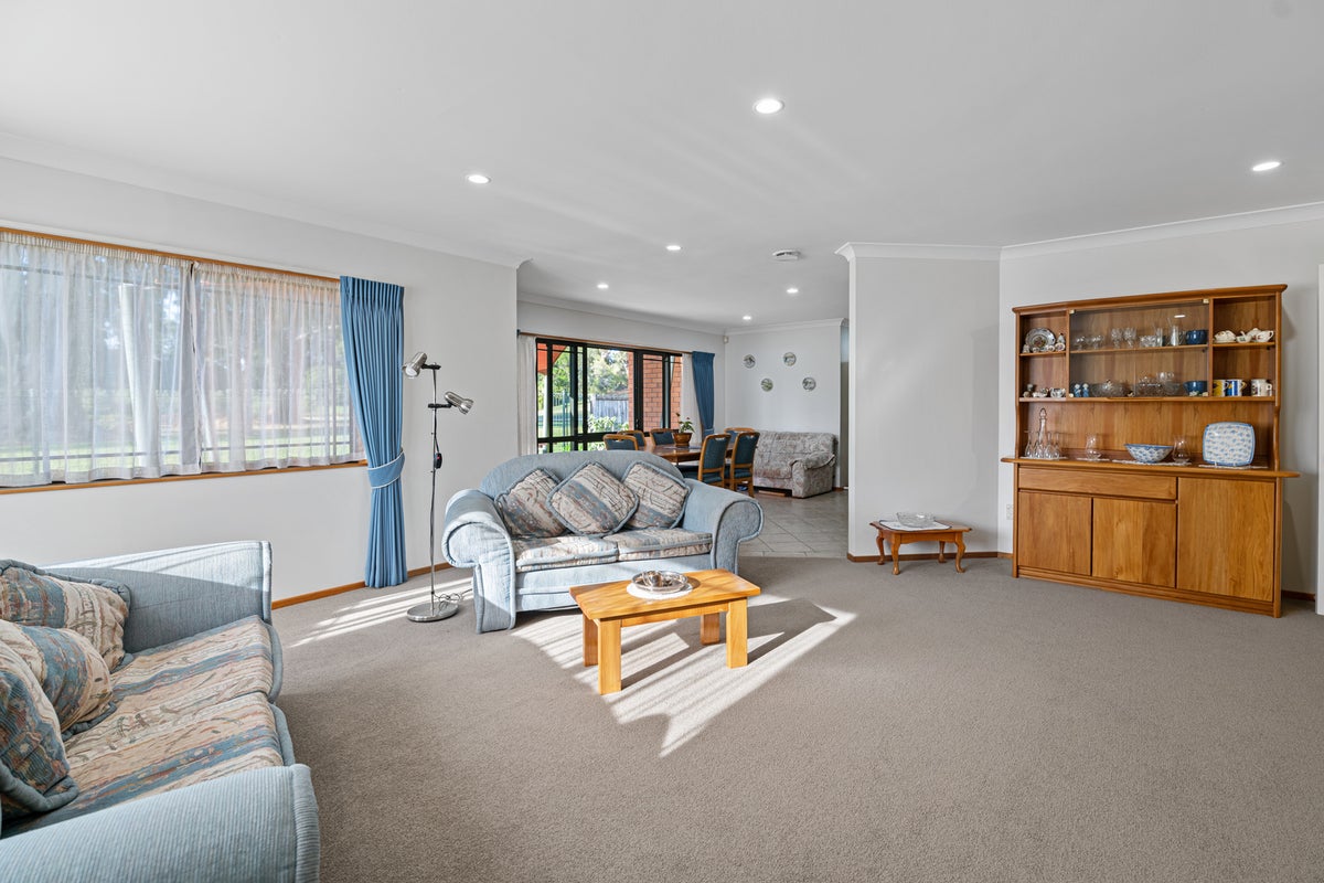 13 Reynolds Drive, Glenview, Hamilton - Carousel 2