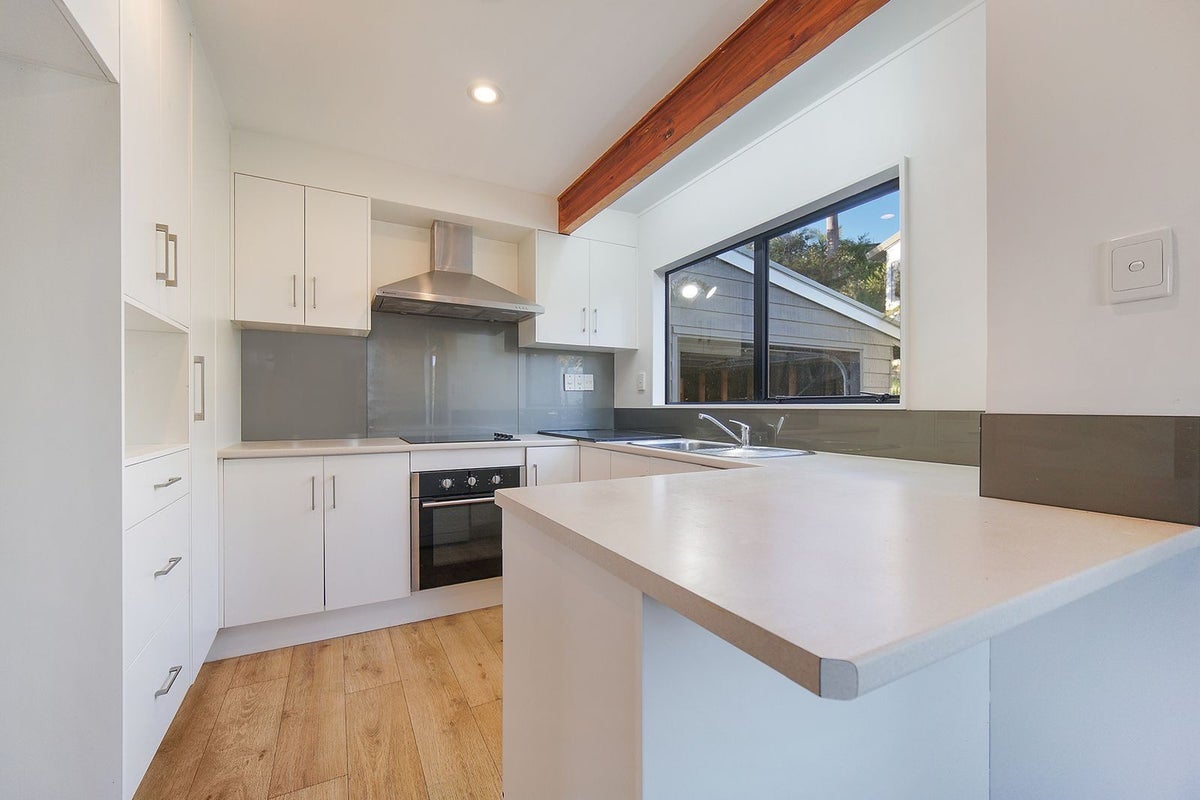 19 Atlantis Place, Totara Vale, Auckland - Carousel 2