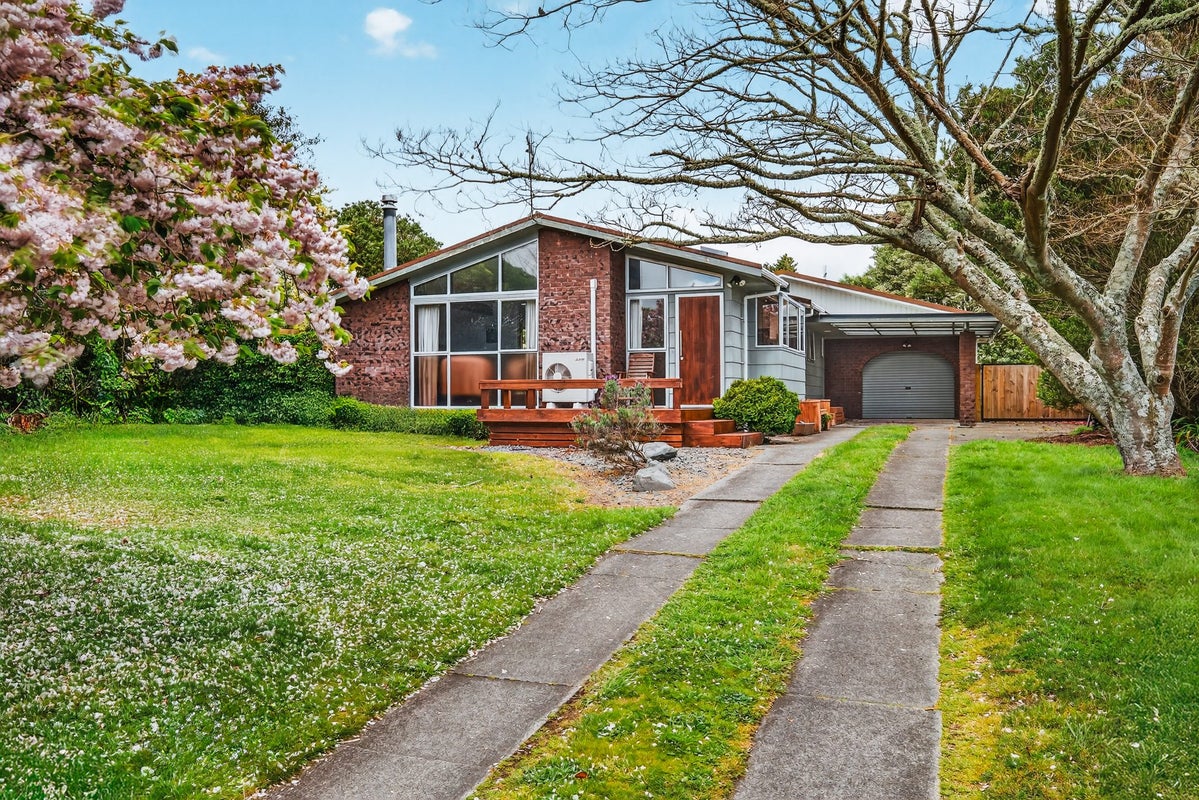 84 Hinemoa Avenue, Taupo, Taupo - Carousel 1
