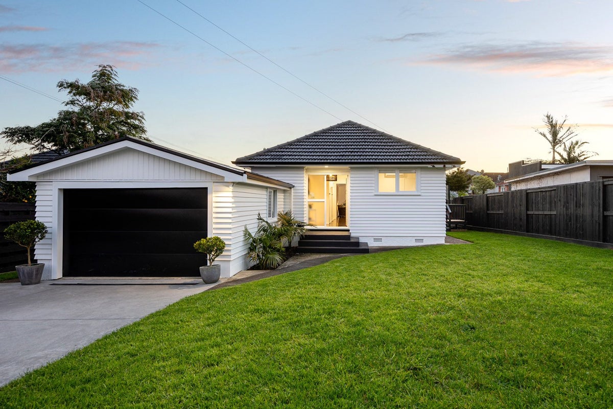 3 Weybridge Crescent, Glen Innes, Auckland - Carousel 1