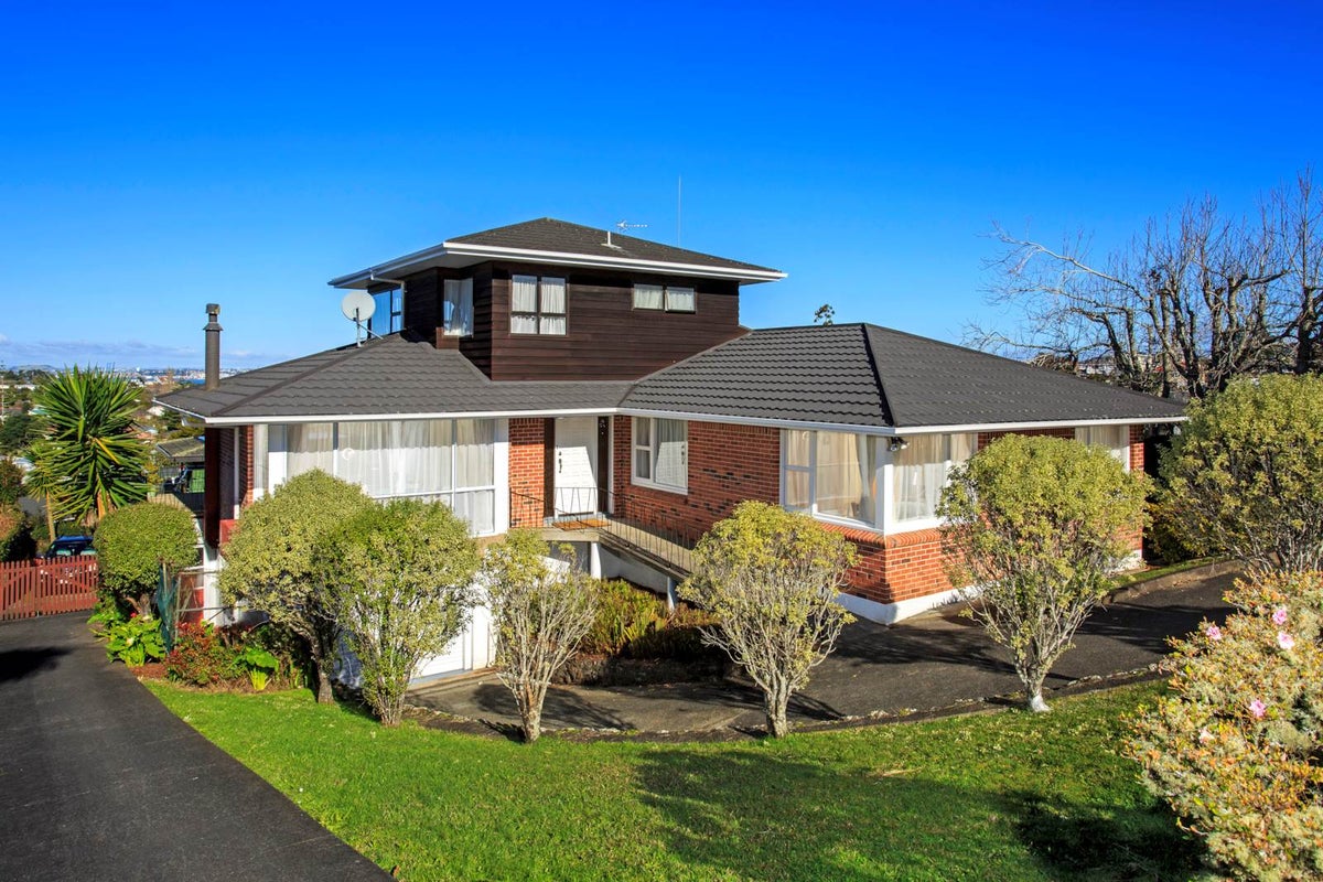 24A MARTIN CRESCENT, Northcote, Auckland - Carousel 1