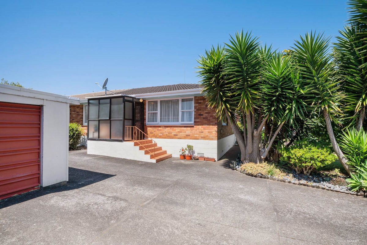 1/4 Princes Avenue, Three Kings, Auckland - Carousel 1