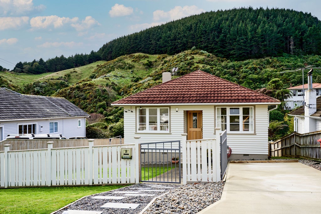 25 Raroa Terrace, Tawa, Wellington - Carousel 1