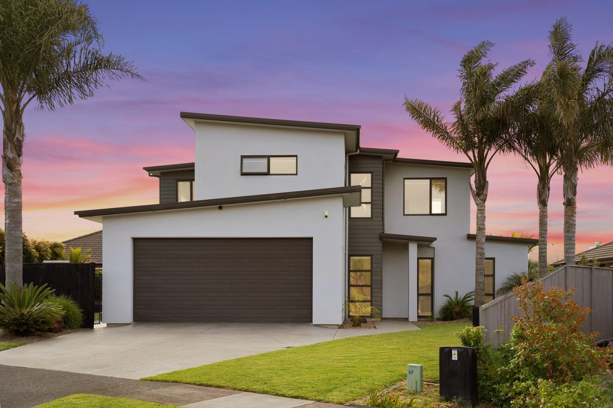 3 Rivoli PL, Karaka, Papakura - Carousel 1