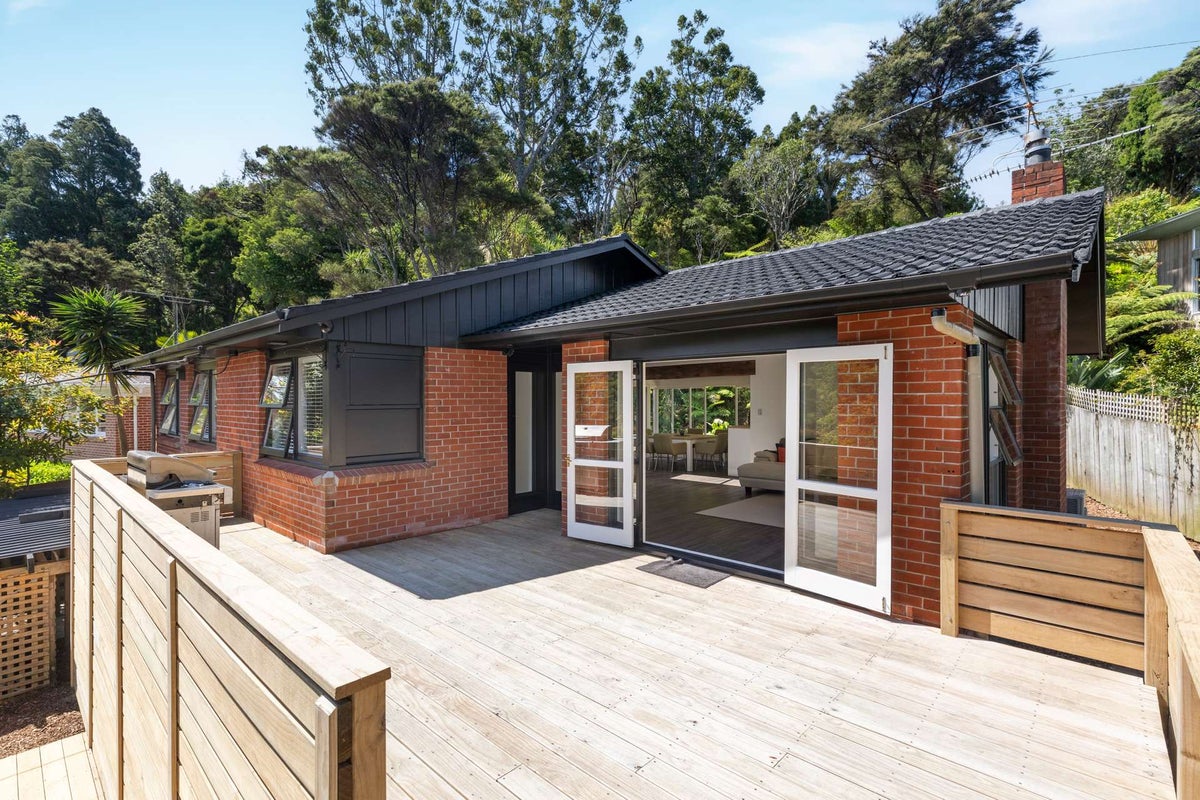 50 Tainui Road, Titirangi, Auckland - Carousel 1