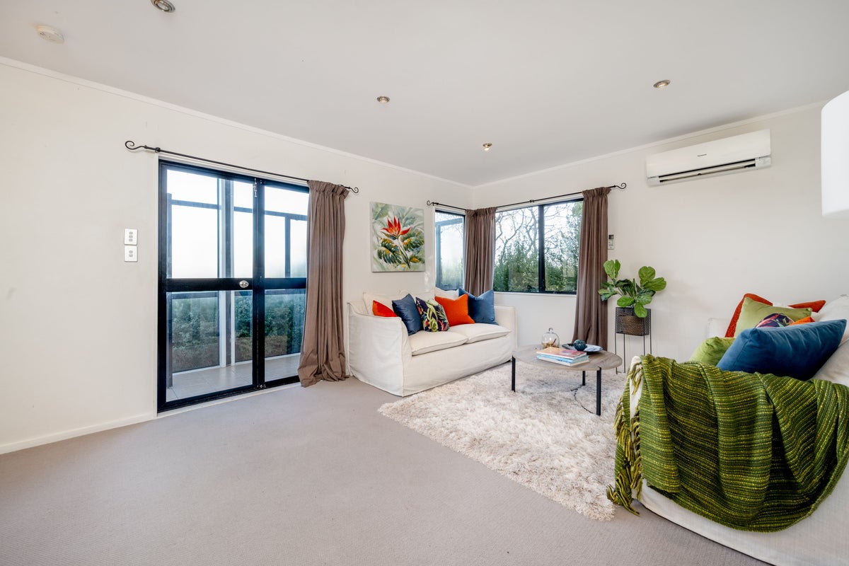 1/94 Aviemore Drive, Highland Park, Auckland - Carousel 2