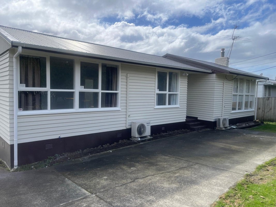 20 Larnoch Road, Henderson, Auckland - Carousel 1