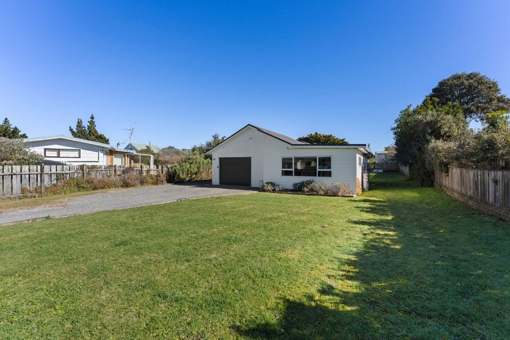 27 Sarah Street, Waikawa Beach, Levin - Carousel 21