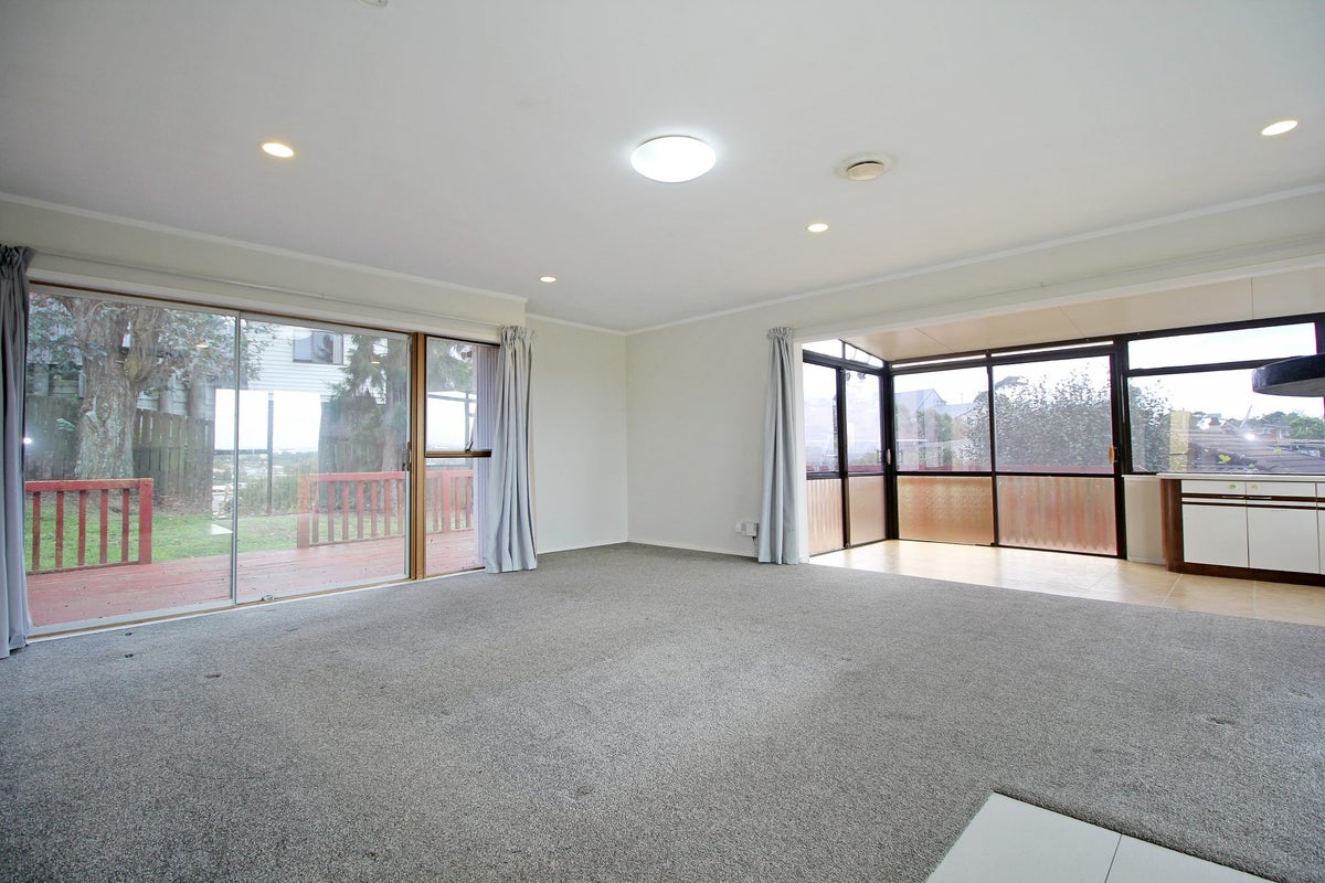 14 Cheval Drive, Totara Vale, Auckland - Carousel 2