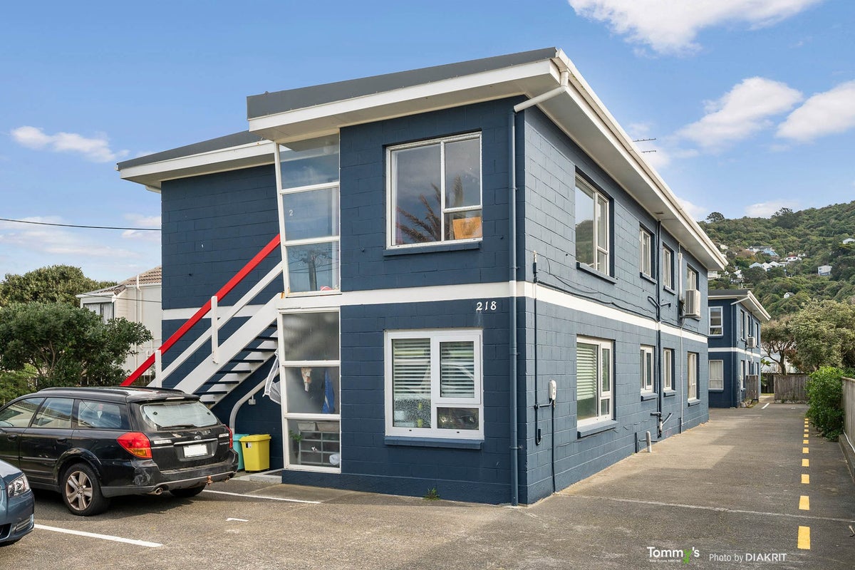 3/218 Onepu Road, Lyall Bay, Wellington - Carousel 1
