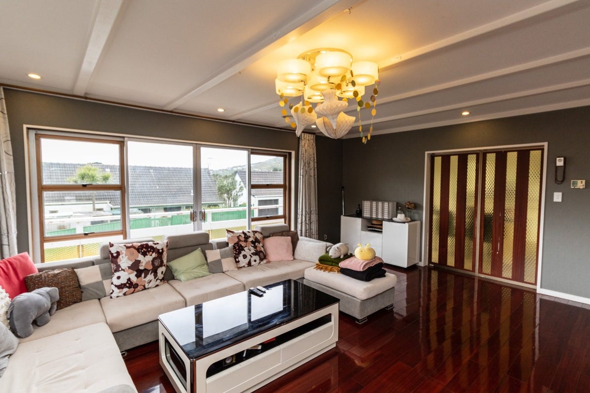 1 Paddington Grove, Karori, Wellington - Carousel 25