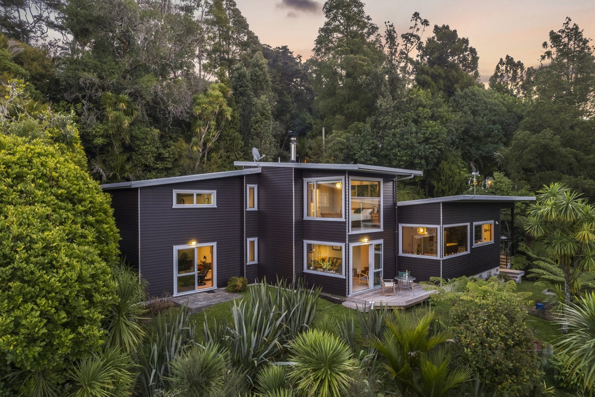 30 Tinopai Road, Titirangi, Auckland - Carousel 1